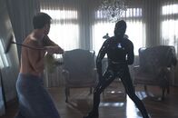 American Horror Story – Es kommt zum Kampf zwischen Ben (Dylan McDermott, l.) und dem mysteriösen Latex-Mann ...