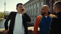 Asbest – Ámar (Stipe Erceg, li.) und Hassan (Veysel Gelin, Mitte) müssen um ihr Revier fürchten.
