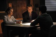 Castle – Der des Mordes verdächtigte Simon Doyle (Joshua Gomez, r.) tischt Kate (Stana Katic, l.) und Castle (Nathan Fillion, M.) eine Geschichte auf, die sich gewaschen hat ...