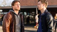 Der Lehrer – Stefan Vollmer (Hendrik Duryn, l.) hat Aufsicht und spricht mit Tobi (Timmi Trinks).
