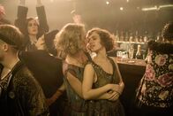Babylon Berlin – Babylon Berlin Staffel 3 Folge 4 Kurze Momente des Glücks: Caro Cult als Vera, Liv Lisa Fries als Charlotte Ritter Copyright: SRF/X Filme Creative Pool GmbH/ARD Degeto Film GmbH/Sky Deutschland/WDR/Beta Film GmbH/Frédéric Batier
