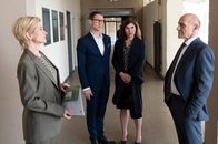 SOKO Stuttgart – Eine erfolgreiche Stuttgarter Opernsängerin wird ermordet aufgefunden. Sind Denise (Yasmina Djaballah, 2.v.r.) und Lars Mönkeberg (David Rott, 2.v.l.) – ein befreundetes Ehepaar des Opfers – in den Fall verwickelt? Kriminalhauptkommissarin Martina Seiffert (Astrid M. Fünderich, l.) und Kriminalkommissar Michael Kaiser (Karl Kranzkowski, r.) versuchen, das herauszufinden.