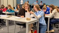 Team-Challenge – Matheexpertin Yana hilft Lena.