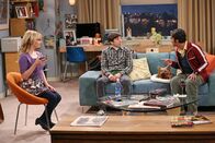 The Big Bang Theory – Während Sheldon mit seinem wissenschaftlichen Versagen hadert, zieht Raj (Kunal Nayyar, r.) mit seinem Hund bei Bernadette (Melissa Rauch, l.) und Howard (Simon Helberg, M.) ein, denn sein Apartment wird renoviert. Probleme sind vorprogrammiert ...