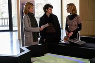 SOKO Stuttgart – Nur ein Zufall? Der Museumsdirektor des StadtPalais wird ermordet und am selben Tag verschwindet ein Exponat aus der Ausstellung. Martina Seiffert (Astrid M. Fünderich, l.) und ihre neue Kollegin Nele Becker (Nina Siewert, M.) erhoffen sich Hinweise von der Museumsmitarbeiterin Janina Schneider (Pia-Micaela Barucki, r.).