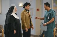 Two and a Half Men – Nach einem Herzinfarkt wurde Walden ins Krankenhaus eingeliefert. Alan (Jon Cryer, M.) und Berta (Conchata Ferrell, l.) erkundigen sich bei Dr. Prajneep (Kris Iver, r.) nach dessen Zustand ...