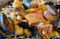 Stadt Land Kunst – In Saint-Gilles-les-Bois geht Maggy auf den Markt, um Cocos de Paimpol, eine bretonische Bohnensorte, und Fisch zu kaufen. Daraus macht sie Fisch-Cassoulet.