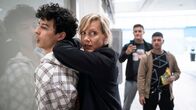 Tatort – Bei der Festnahme von Hakim Khaled (Shadi Eck) sieht sich Martina Bönisch (Anna Schudt) gezwungen, den Gesuchten mit körperlicher Gewalt zu überwältigen. Das Geschehen wird gefilmt - und im Internet vielfach kommentiert.