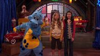 iCarly – L-R: Zeebo, Sam Puckett (Jennette McCurdy), Carly Shay (Miranda Cosgrove)