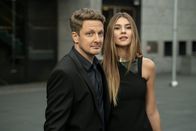Wuff - Folge dem Hund – Ellas Ex-Freund Oscar (Holger Stockhaus) mit seiner neuen Freundin Kiera (Stefanie Giesinger), die ihm bald eine gehörige Überraschung präsentieren wird.