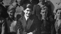 ZDF-History: Karl Lagerfeld - Eine deutsche Legende – Karl Lagerfeld wächst in Hamburg und in Bad Bramstedt als Sohn eines Dosenfabrikanten auf, der mit "Glücksklee" sein Geld verdiente.