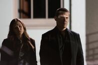 Oldboy – Kann die junge Marie Sebastian (Elizabeth Olsen, l.) Joe Doucett (Josh Brolin, r.) helfen, seinen Entführer zu finden?; Kann die junge Marie Sebastian (Elizabeth Olsen, l.) Joe Doucett (Josh Brolin, r.) helfen, seinen Entführer zu finden?