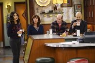 Superior Donuts – (v.l.n.r.) Sofia (Diane Guerrero); Randy (Katey Sagal); Tush (David Koechner); Fawz (Maz Jobrani)