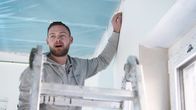 Helden des Handwerks – Sebastian and Heinrich install a ceiling made of mineral fibers in the office wing of a new building in Schloß Holte-Stukenbrock.