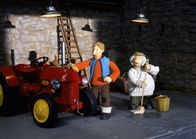 Kleiner Roter Traktor – Jan hat frei. Er möchte diesen wohlverdienten Tag genießen und auch dem kleinen roten Traktor etwas Gutes tun: Er soll gründlich gewaschen und auf Hochglanz poliert werden.