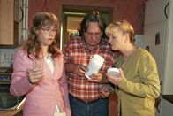 Verliebt in Berlin – Lisa (Alexandra Neldel, l.) fühlt sich immer schlechter. Bernd (Volker Herold, M.) und Helga (Ulrike Mai, r.) sind besorgt. (Dieses Foto von Alexandra Neldel darf nur in Zusammenhang mit der Berichterstattung über die Serie "Verliebt in Berlin" veröffentlicht und verbreitet werden.)