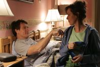 Malcolm mittendrin – Dank neuer Einlegesohlen kommt Lois (Jane Kaczmarek, r.) nicht mehr völlig erschöpft von der Arbeit heim. Für Hal (Bryan Cranston, l.) ist das ein Problem, denn er möchte seine Rolle als sorgender Ehemann nicht verlieren ...
