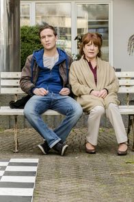 Nichts für Feiglinge – Musikstudent Philip (Frederick Lau) und seine Großmutter Lisbeth (Hannelore Hoger) haben nicht gerade ein herzliches Verhältnis.