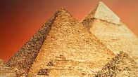 Ancient Apocalypse – Die Großen Pyramiden von Gizeh wurden während der vierten Dynastie des Alten Ägyptens, zwischen 2600 und 2500 vor Christus, erbaut.
