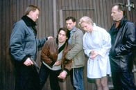Kommissar Rex – Während Palo (Andrzej Musial, re.) Irina (Agnieszka Wagner) bedroht, schleppen seine Männer (Pawel Burczyk, Merab Ninidze) den verletzten Kommissar Richie Moser (Tobias Moretti, 2.v.li.) mit sich.