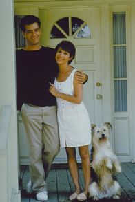 Meine teuflischen Nachbarn – Carol (Carrie Fisher, r.) freut sich endlich mal ihren Mann für sich zu haben. Ray (Tom Hanks, l.) hat eine Woche Urlaub und möchte sich völlig entspannen. Doch als sein Nachbar Walter auf einmal spurlos verschwindet, ist alles andere als Erholung angesagt ...