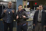 Brooklyn Nine-Nine – V.l.: Stevie (Damon Wayans Jr.), Jake Peralta (Andy Samberg), Charles Boyle (Joe Lo Truglio)