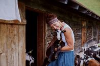 Landfrauenküche – Martina ist Sennerin auf einer Alm im Mangfallgebirge. Zusammen mit ihrem Partner Andi kümmert sie sich um 140 Rinder, 30 Ziegen, 2 Ponys und eine Schar Hühner. Martina stammt aus einem kleinen Milchviehbetrieb im oberbayerischen Chiemgau. Gelernt hat sie Krankenschwester. Als sie zum ersten Mal auf die Alm zog, wusste sie nicht, wie sehr diese Entscheidung ihr Leben auf den Kopf stellen würde. Denn die Alm ist für Martina weit mehr als ein Beruf.