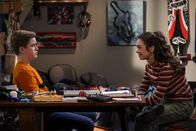 Man with a Plan – Teddy Burns (Matthew McCann, l.); Kate Burns (Grace Kaufman, r.)