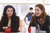Gilmore Girls – Als Rory wegen eines besonderen Essens nicht zum Freitagsdinner mitkommen kann, will Emily Lorelei (Lauren Graham, l.) verkuppeln, doch diese befindet sich bereits in einem Gefühlschaos, das auch durch die Rückkehr von Lukes Ex Rachel (Lisa Ann Hadley, r.) nicht unbedingt besser wird ...