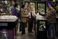 The Big Bang Theory – Die berühmte Comiclegende Stan Lee gibt eine Autogrammstunde in Stuarts (Kevin Sussman, r.) Comicbuchladen. Leonard (Johnny Galecki, M.), Sheldon (Jim Parsons, 2.v.r.), Rajesh (Kunal Nayyar, l.) und Howard (Simon Helberg, 2.v.l.) sind begeistert ...