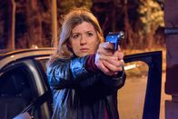 Der Staatsanwalt – Hauptkommissarin Kerstin Klar (Fiona Coors) zielt mit ihrer Waffe auf den maskierten Unbekannten vor Lohenfels Villa.