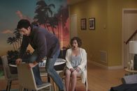 Crazy Ex-Girlfriend – Greg Serrano (Santino Fontana, l.); Rebecca Bunch (Rachel Bloom, r.)