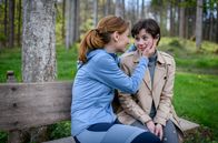 Sturm der Liebe – In ihrer Verzweiflung vertraut sich Eleni (Dorothée Neff, r.) ihrer Mutter (Daniela Kiefer, l.) an.