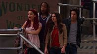 Victorious – L-R: Cat Valentine (Ariana Grande), Andre Harris (Leon Thomas III), Tori Vega (Victoria Justice), Beck Oliver (Avan Jogia)