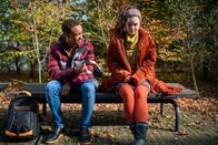 Schloss Einstein – Pawel (Noel Okwanga) versucht einen Schritt auf Sibel (Josie Hermer) zuzugehen.
