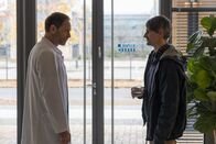 In aller Freundschaft – Kai Hoffmann (Julian Weigend, li.) ist sichtlich überrascht, als sein Bruder Mirko (Axel Schreiber, re.) plötzlich unangemeldet in der Sachsenklinik steht. Die beiden haben sich vor der Beerdigung ihrer Mutter viele Jahre nicht gesehen, nachdem Kai die beiden verlassen hatte.