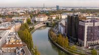 Wiener Wässer – Donaukanal. Der Wienfluss entspringt im westlichen Wienerwald bei Rekawinkel und mündet im 1. bzw. 3. Wiener Gemeindebezirk bei der Urania in den Donaukanal .