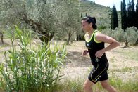 Griechenland - Von Insel zu Insel – Amalia Matthaiou läuft den Ultramarathon über 180 Kilometer von Nemea nach Olympia.
