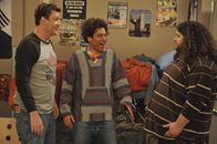 How I Met Your Mother – Rückblick in die wilden Collage-Zeiten: Ted (Josh Radnor, M.), Marshall (Jason Segel, l.) und Blitz (Jorge Garcia, r.) ...