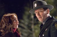 Der eisige Tod – Noch am Unfallort trifft die junge Studentin (Emily Blunt) auf einen örtlichen Polizisten (Martin Donovan), in der Hoffnung aus der eisigen Kälte gerettet zu werden.