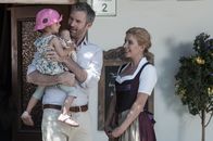 Der Bergdoktor – Weil Hans keine Zeit hat und Susanne (Natalie O'Hara) im "Wilden Kaiser" arbeiten muss, bittet sie ihren neuen Freund Tim Petersen (Ben Braun), auf die kleine Sophia aufzupassen.