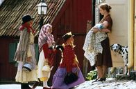 Lotta zieht um – Zu Ostern gehen Jona, Mia und Lotta als Hexen verkleidet von Haus zu Haus, um Süßigkeiten zu sammeln. (V.l.n.r.: Martin Andersson, Linn Glopestedt, Grete Havnesköld).