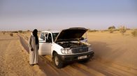 Universum: Extrem! – Einer von vielen Autopannen in der Sahara, nahe N´Guigmi, Niger.