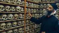 Athos – Vater Philimon führt Pilger in die „Philosophische Schule“, in der die Gebeine der verstorbenen Mönche ruhen.