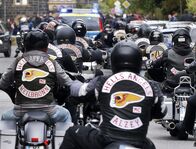 Rockerkrieg – Mitglieder und Unterstützer der Hells Angels treffen zur Beerdigung eines Chapter-Leiters in Gießen ein. Der Präsident eines deutschen Chapters der Hells Angels wurde im Klubhaus seiner Biker-Gang erschossen.