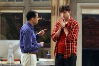 Two and a Half Men – Geraten ins Kreuzfeuer, als Jake seine Freundin mit deren Tochter betrügt: Walden (Ashton Kutcher, r.) und Alan (Jon Cryer, l.) ...