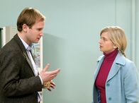 In aller Freundschaft – MDR Fernsehen IN ALLER FREUNDSCHAFT FOLGE 268, "Durch den Wind" Uhr. Seitdem Norbert Keil in der Firma seiner Frau Daniela Saebisch-Keil (Nina Weniger) ausfällt, engagiert sich Sven Gürtler (Torben Kessler) um so mehr.