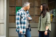 Man with a Plan – Als sie erfahren, dass sie von ihrer Tochter Kate angelogen wurden, hecken sie einen Plan aus, um sie auf frischer Tat zu ertappen: Adam (Matt LeBlanc, l.) und Andi (Liza Snyder, r.) ...