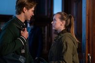 Der Kommissar und der See – Annika Wagner (Nurit Hirschfeld) spricht mit Moritz Eschenbach (Maximilian Krappatsch).
