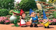 Gnomeo und Julia – Noch ist die Welt für Julia (2.v.l.) und Nanette (l.), Gnomeo und Benny in Ordnung. Doch die Fehde zwischen den roten und blauen Gartenzwergeclans droht zu eskalieren...